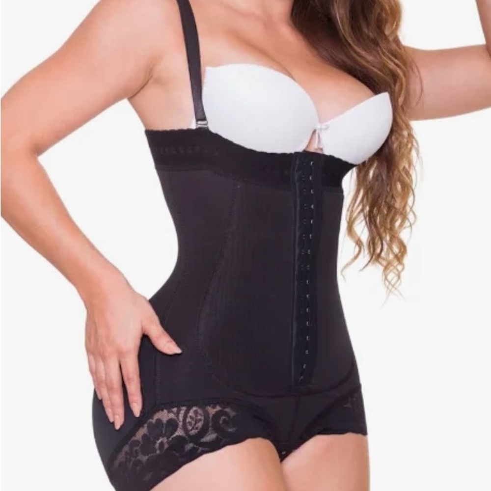 NWOT-Silene ULTRA SHAPING STRAPLESS BODYSUIT